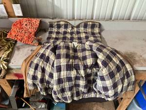 lot 753 image: Assorted Insulated Winter Clothing Collection - Jackets and Vests
