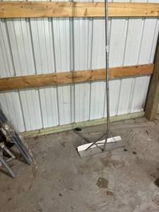 lot 759 image: Heavy Duty Roof Snow Rake with Extendable Handle