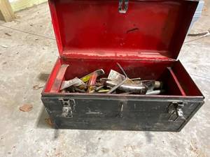 lot 763 image: Vintage Metal Toolbox with Assorted Hand Tools