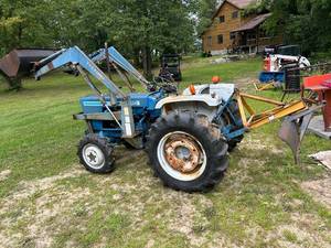 lot 1 image: Ford 1900 Diesel Tractor with Loader and Rear Blade
