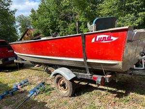 lot 4 image: Lund 16ft Aluminum Fishing Boat with Steering Console and Trailer