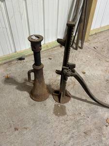 lot 7 image: Pair of Vintage Mechanical Jacks