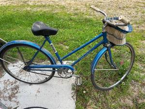 lot 781 image: Ross Eurotour Vintage Blue Bicycle with Wicker Basket
