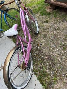 lot 782 image: Schwinn Rose Pink Cruiser Bicycle with White Seat