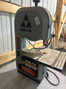 lot 807 image: Delta 9-Inch Band Saw