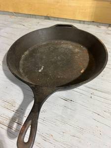 lot 809 image: Lodge 10.25 Inch Cast Iron Skillet USA 10SK