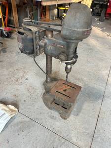 lot 811 image: Vintage Delta Homecraft Bench Top Drill Press