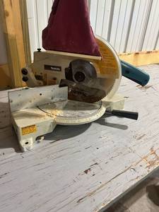 lot 812 image: Makita LS1030 10-Inch Miter Saw