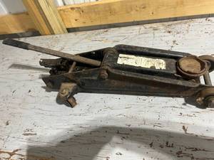 lot 823 image: Used Hydraulic Floor Jack with Handle