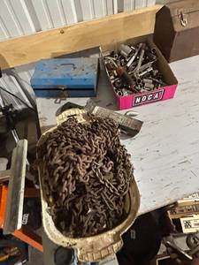 lot 826 image: Box of Mixed Tools with Heavy Chain and Jack Handle