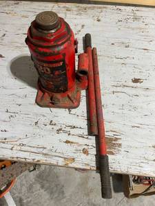 lot 833 image: Powerbuilt 20 Ton Hydraulic Bottle Jack with Handles