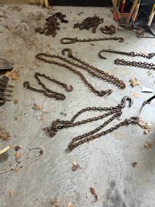 lot 840 image: Lot of Heavy-Duty Tow and Binder Chains with Hooks