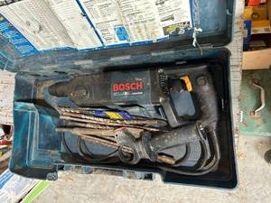 lot 850 image: Bosch Bulldog Xtreme Rotary Hammer Drill with Bits and Case