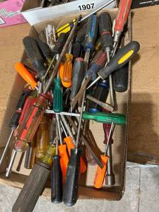 lot 909 image: Box of Assorted Used Screwdrivers with Mixed Handles