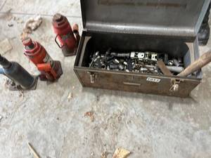 lot 913 image: Group of 3 Hydraulic Bottle Jacks and Metal Toolbox with Sockets