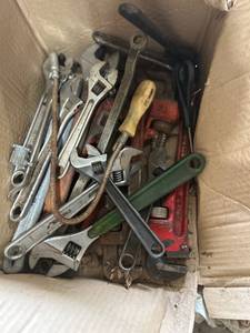 lot 916 image: Box of Assorted Hand Tools Including Wrenches and Pipe Wrenches