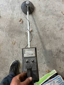 lot 864 image: Vintage VLF Treasure Detector Metal Detector