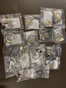 lot 7 image: Wine Themed Keychain Collection  8-Piece Alloy Gift Set