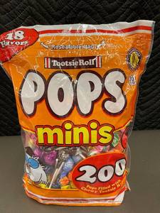 lot 473 image: Bag of 200 Tootsie Roll Pops Minis - 18 Flavors