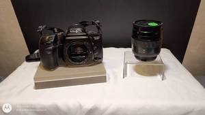 lot 12 image: Minolta Maxxum 400si SLR Film Camera with 35-70mm AF Zoom Lens