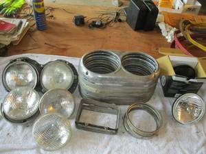 lot 50 image: Mixed Lot of Kenworth Bezels and Headlights