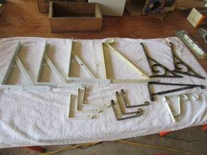 lot 100 image: Mixed Lot of Shelf Brackets