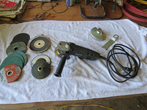 lot 16 image: Craftsman 4 12 Angle Grinder with Grinder Wheels