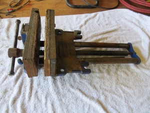 lot 31 image: 9 Bench Vise
