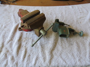 lot 32 image: 2 Piece Lot of Bench Vises