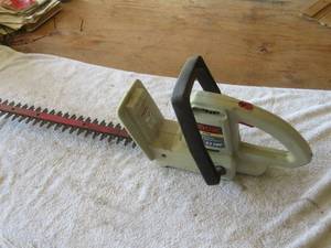 lot 75 image: Ryobi 18in Corded Electric Hedge Trimmer - HT816R