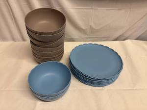 lot 86 image: 12x Plastic(BPA Free)Plates & Bowls-Dishwasher Safe