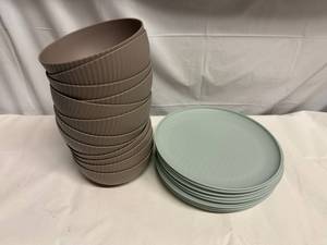 lot 87 image: 12x Plastic(BPA Free)Plates & Bowls-Dishwasher Safe