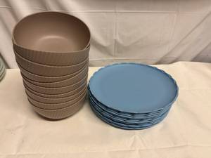 lot 88 image: 12x Plastic(BPA Free)Plates & Bowls-Dishwasher Safe