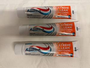 lot 90 image: 3x 5.6oz Aquafresh Toothpaste