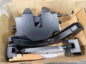 lot 136 image: CURT 5TH WHEEL HITCH
