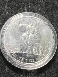 lot 45 image: 2011 CANADIAN WOLF 1 TROY OZ .9999 FINE SILVER IN AIRTITE