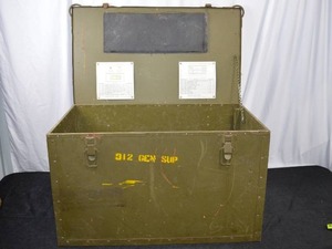 lot 16 image: VINTAGE MILITARY STORAGE CHEST