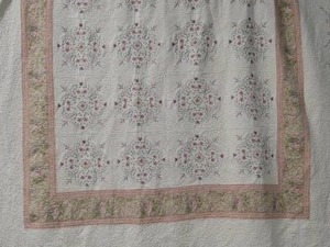 lot 34 image: KING SIZE QUILT, SHAM, THROW PILLOWS