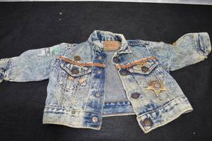 lot 42 image: VINTAGE LEVIS CHILDRENS JEAN JACKET 18 MOS