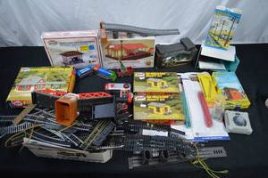 lot 62 image: MODEL TRAIN BUILDING SET