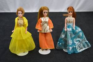 lot 82 image: Set of 3 Vintage Topper Dawn Doll Friends Dale, Angie and Glori
