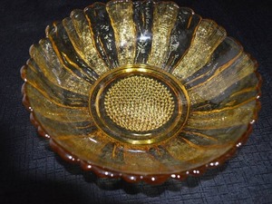 lot 172 image: Vintage Anchor Hocking Country Estate Sunflower Serving Bowl