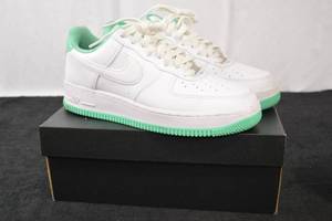 lot 215 image: Nike Air Force 1 07 Size 9 Men