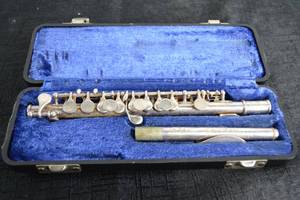 lot 230 image: Vintage Armstrong Model 74-28154 Elkhart Piccolo Flute