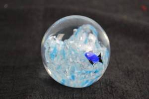 lot 236 image: Fish Glass Paper Weight