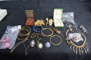 lot 252 image: Vintage Jewelry Lot