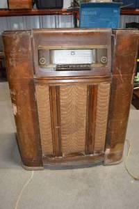lot 281 image: Silvertone R-301 Console Radio