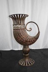 lot 288 image: Vintage Intricatly Detailed Rattan Cornucopia