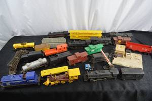 lot 298 image: Huge Vintage Lionel Train Collection