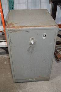 lot 309 image: Vintage Victory Safe